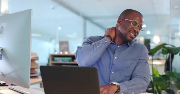Estresse Pescoço Homem Negro Dor Laptop Escritório Noite Com Lesão — Vídeo de Stock