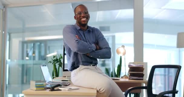 Лицо Гордый Черный Человек Бизнес Офисе Карьеры Мышления Лидерства Управления — стоковое видео