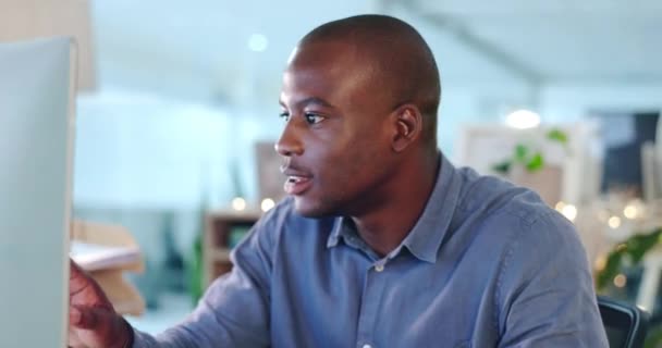 Бизнес Взволнованный Чернокожий Человек Успех Достижения Офисе Новый Проект Корпоративная — стоковое видео