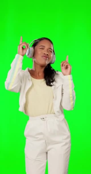 Müzik Yeşil Ekran Kulaklıklı Kadın Stüdyo Arka Planında Dans Kutlama — Stok video