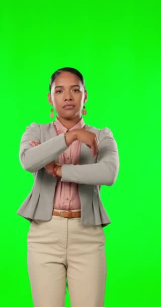 Odaklan Portre Kadını Yeşil Perdeli Kollarını Kavuşturmuş Tecrit Edilmiş Stüdyo — Stok video