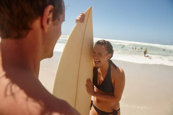 Nie Mają Dość Surfowania Ani Siebie Nawzajem Para Surfująca Razem — Zdjęcie stockowe
