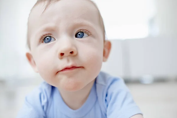 未来的可爱的小脸蛋一个可爱的男婴的衣服 — 图库照片