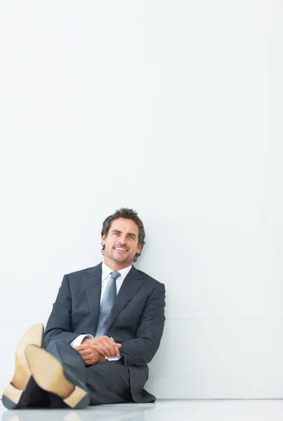 Ejecutivo Sonriente Inteligente Sentado Contra Pared Retrato Hombre Inteligente Ejecutivo —  Fotos de Stock