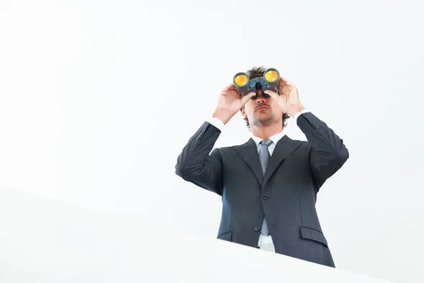 ビジョン 双眼鏡を通して見ているスマートビジネスマンの低角度ビュー — ストック写真
