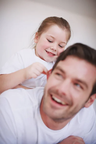 She Loves Play Her Dad Little Girl Sitting Her Fathers — Stock Photo, Image