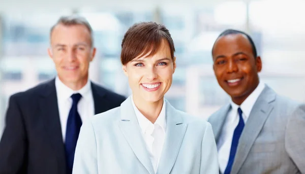 Sukces Kobiet Stanowisku Kierowniczym Kolegami Tle Skup Się Szczęśliwej Bizneswoman — Zdjęcie stockowe