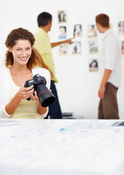 Lächelnde Fotografin Beim Betrachten Von Bildern Der Kamera Porträt Einer — Stockfoto