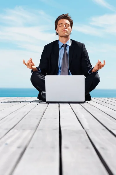 Homem Negócios Relaxado Posição Lótus Com Laptop Cais Homem Negócios — Fotografia de Stock