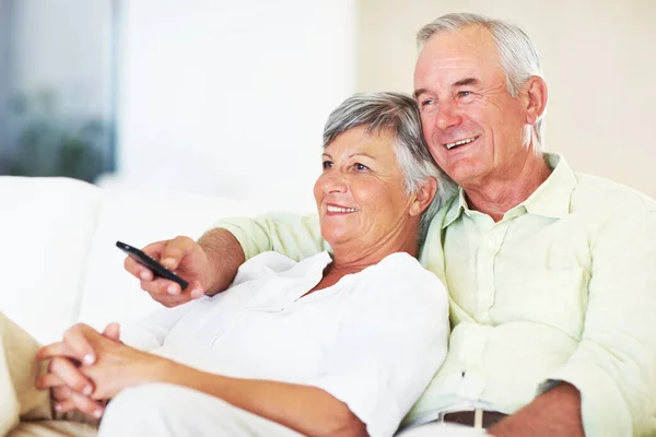 Relaxed Couple Watching Television Relaxed Mature Couple Watching Television While — Stock Photo, Image