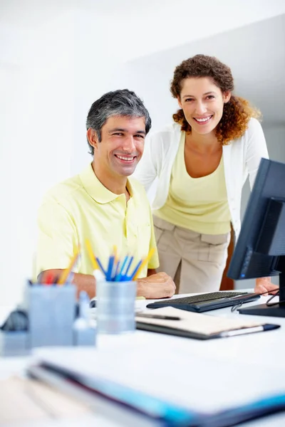 商界人士在工作中微笑 两个生意人在工作中微笑的肖像 — 图库照片