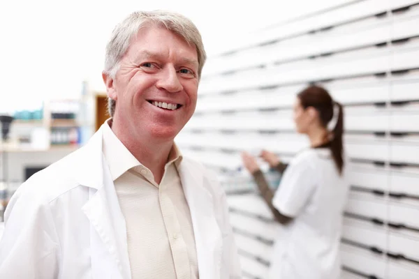 Χαμογελαστή Φαρμακοποιός Συνάδελφο Που Εργάζεται Πορτρέτο Του Ώριμου Φαρμακοποιού Χαμογελώντας — Φωτογραφία Αρχείου
