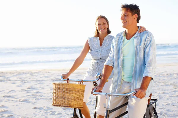 Its Refreshing Outdoors Mature Couple Enjoying Bike Ride Beach Together — Stock Photo, Image