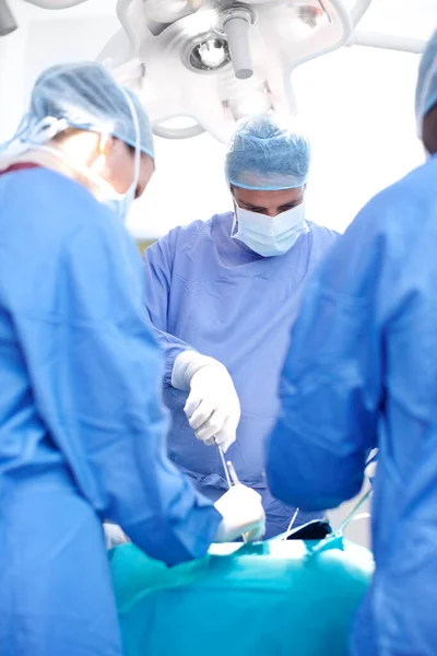 Chirurgische Ingreep Medisch Team Dat Een Operatie Uitvoert Een Operatiekamer — Stockfoto