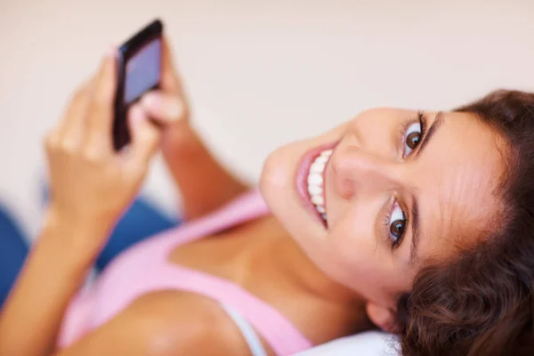 Lächelndes Mädchen Bett Mit Handy Nahaufnahme Eines Schönen Mädchens Mit — Stockfoto