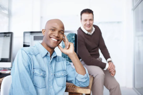 Sie Haben Ein Entspanntes Büro Porträt Zweier Geschäftsleute Die Gemeinsam — Stockfoto