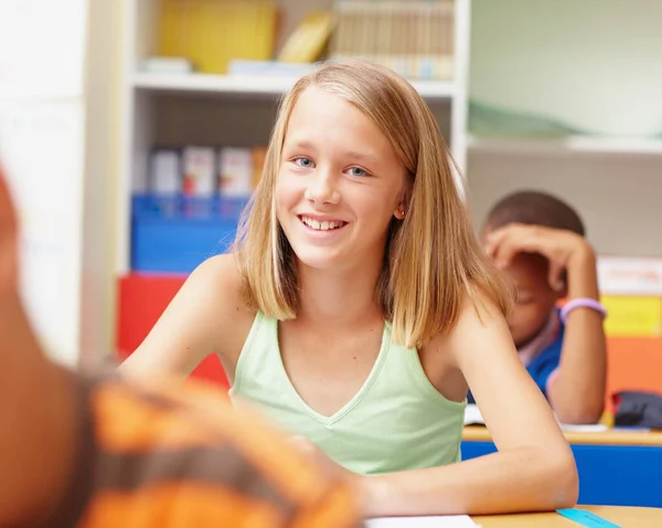 优秀个人的一流教育 有信心的小学生坐在课桌前对着你微笑 — 图库照片