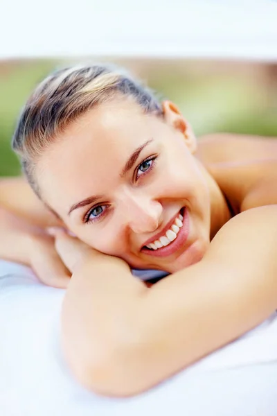Linda Dama Sonriente Dayspa Relajante Para Tratamiento Belleza Primer Plano —  Fotos de Stock