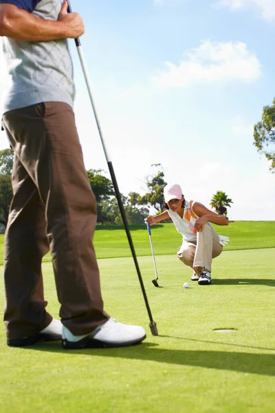 Alinhando Putt Perfeito Jovem Mulher Olhando Buraco Campo Golfe Com — Fotografia de Stock