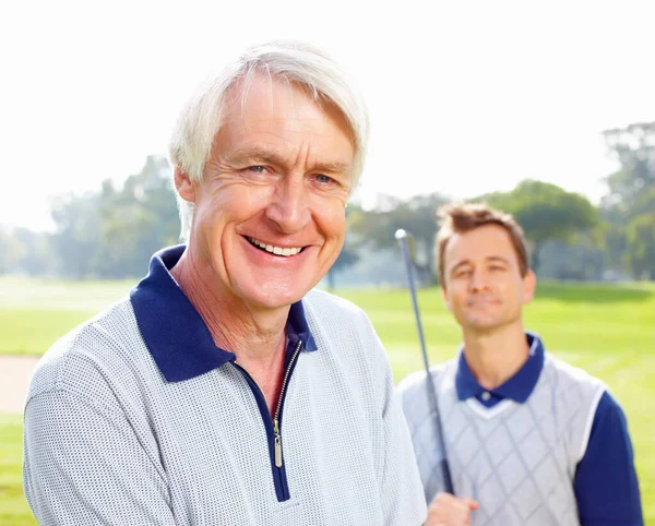 Senior Golfer Großaufnahme Eines Älteren Golfspielers Der Sie Lächelnd Ansieht — Stockfoto