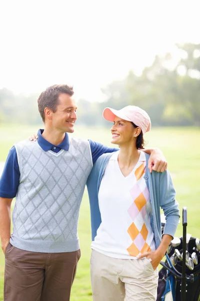 Paar Klaar Voor Een Potje Golf Golfkoppel Met Armen Elkaar — Stockfoto