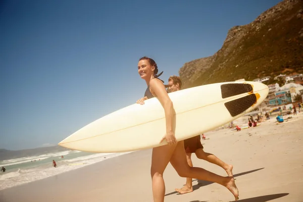 Łapię Jakieś Fale Przez Weekend Para Surfująca Razem Ulubionej Plaży — Zdjęcie stockowe