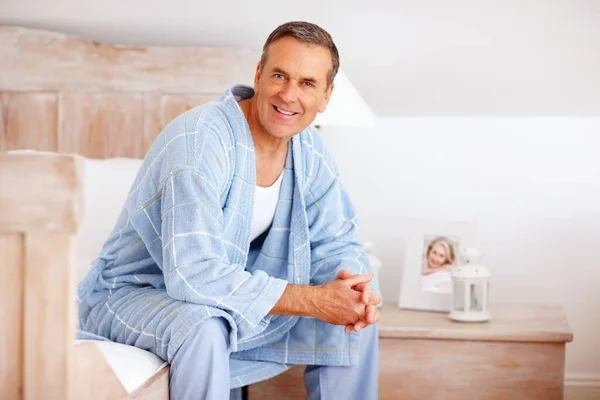Lachende Volwassen Man Badjas Zittend Bed Portret Van Een Glimlachende — Stockfoto