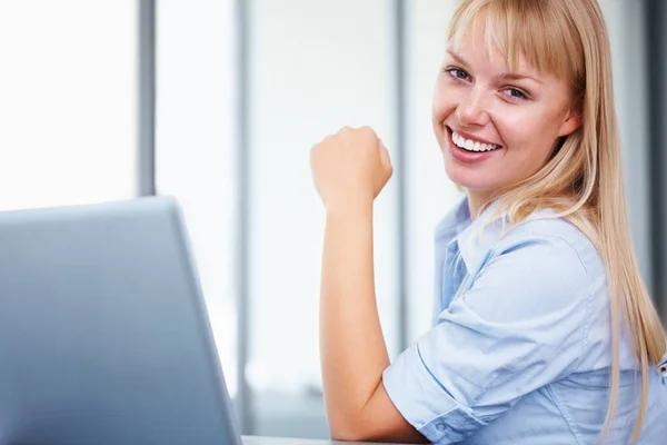 Szczęśliwa Bizneswoman Laptopem Zbliżenie Portret Pięknej Młodej Kobiety Biznesu Laptopem — Zdjęcie stockowe