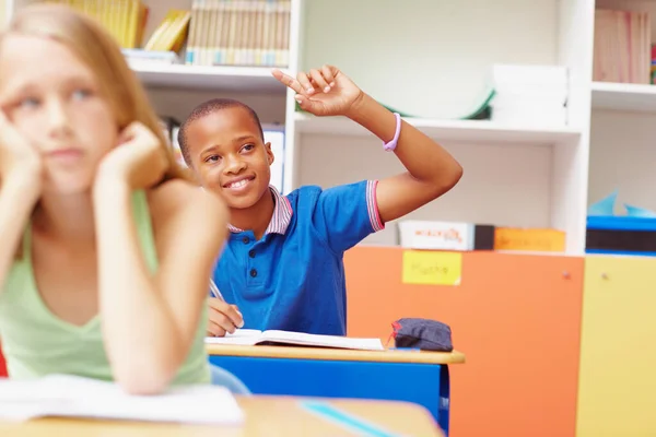 彼は答えを得た 質問に答えるためにクラスで手を上げる若いアフリカ系アメリカ人の少年 Copyspace — ストック写真