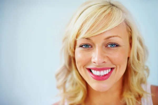 Mujer Mediana Edad Sonriente Sobre Fondo Color Retrato Cerca Una — Foto de Stock