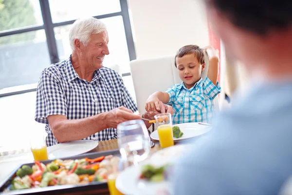 Chcesz Się Podzielić Rodzina Delektująca Się Wspólnym Posiłkiem — Zdjęcie stockowe