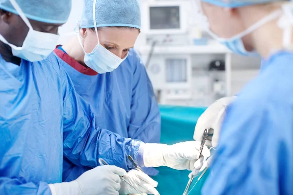 Kezekben Vagy Sebészeti Orvosok Akik Csapatként Dolgoznak Egy Műtét Során — Stock Fotó