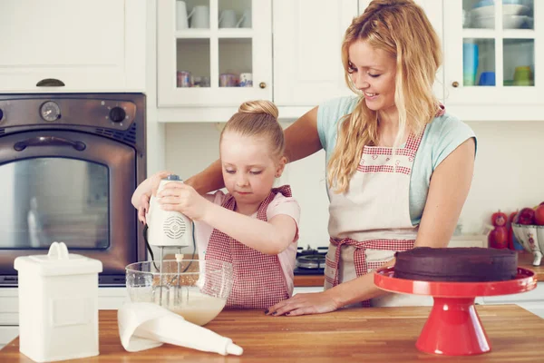 Kan Het Mam Schattig Klein Meisje Bakken Keuken Thuis Met — Stockfoto