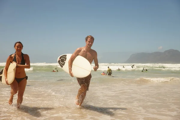 Robią Kochają Weekend Para Surfująca Razem Ulubionej Plaży — Zdjęcie stockowe