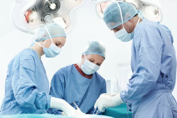 Aiutare Mani Medici Chirurghi Che Lavorano Insieme Una Sala Operatoria — Foto Stock
