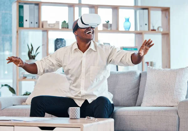 Virtual Reality Glasögon Man Och Glad Huset För Cyberupplevelse Metaverse — Stockfoto