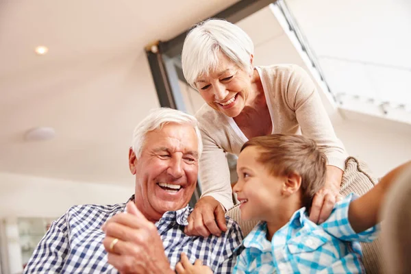 Rirem Juntos Menino Com Seus Avós — Fotografia de Stock