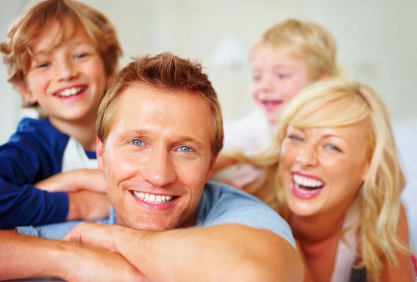 Feliz Hombre Mediana Edad Pasando Tiempo Con Familia Retrato Primer —  Fotos de Stock