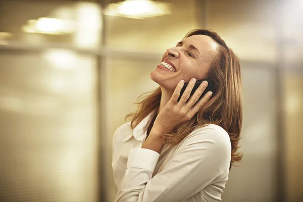 Ich Liebe Eine Geschäftsfrau Lacht Während Sie Mit Ihrem Handy — Stockfoto