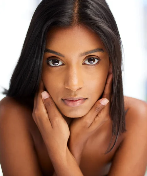 Portret Schoonheid Huidverzorging Met Een Indiaanse Vrouw Huis Die Zich — Stockfoto
