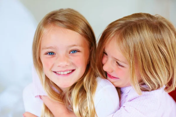 Närbild Lycklig Liten Flicka Omfamna Sin Vackra Syster Närbild Porträtt — Stockfoto