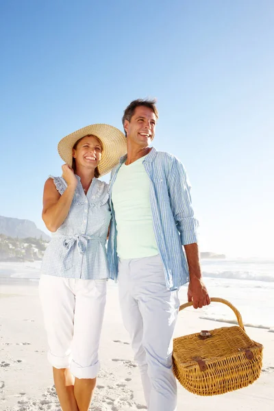 Searching Perfect Spot Smiling Couple Going Walk Beach Together — Stock Photo, Image