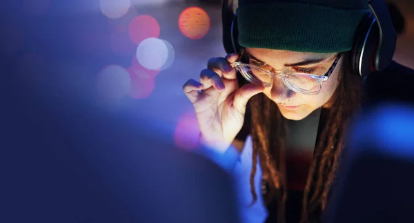 Кібербезпека Жінка Або Хакер Працюють Комп Ютері Підвалі Вночі Фішингу — стокове фото