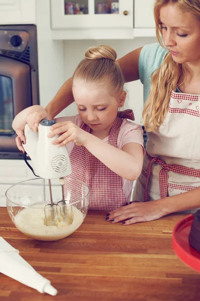 Mag Het Zelf Mixen Schattig Klein Meisje Bakken Keuken Thuis — Stockfoto