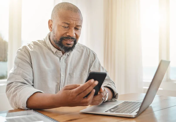 Telefon Laptop Und Fernbedienung Arbeiten Mit Einem Schwarzen Mann Der — Stockfoto