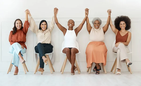 Щасливі Жінки Бізнес Командна Робота Святкування Залі Очікування Найму Можливості — стокове фото