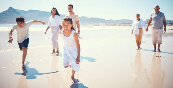 Παραλία Μεγάλη Οικογένεια Και Παιδιά Τρέχουν Παίζουν Και Περπατούν Στην — Φωτογραφία Αρχείου