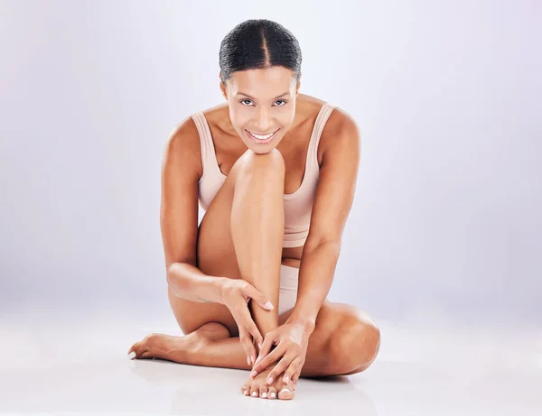 Nogi Ciało Portret Szczęśliwej Kobiety Studio Dla Piękna Pielęgnacji Skóry — Zdjęcie stockowe