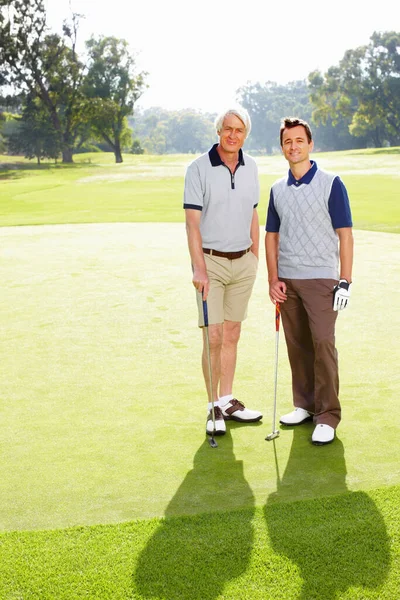 Vater Und Sohn Stehen Auf Dem Golfplatz Vater Und Sohn — Stockfoto