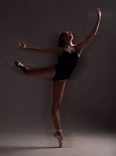 Гибкость Танец Женщина Темноте Балета Изолированы Черном Фоне Студии Творческие — стоковое фото